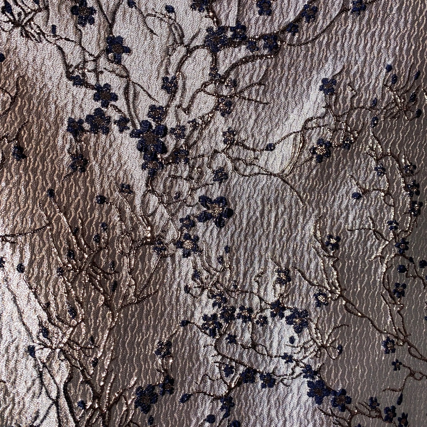 Brocart à motif fleuri (Argenté/Bleu marine) Feryel Tissus