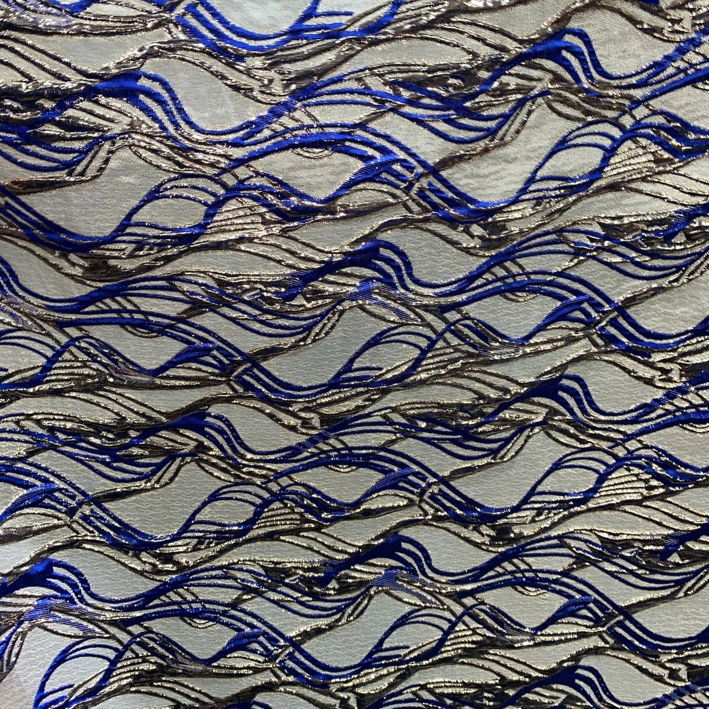 Brocart à motif ondulé (Argenté/Bleu-marine) Feryel Tissus