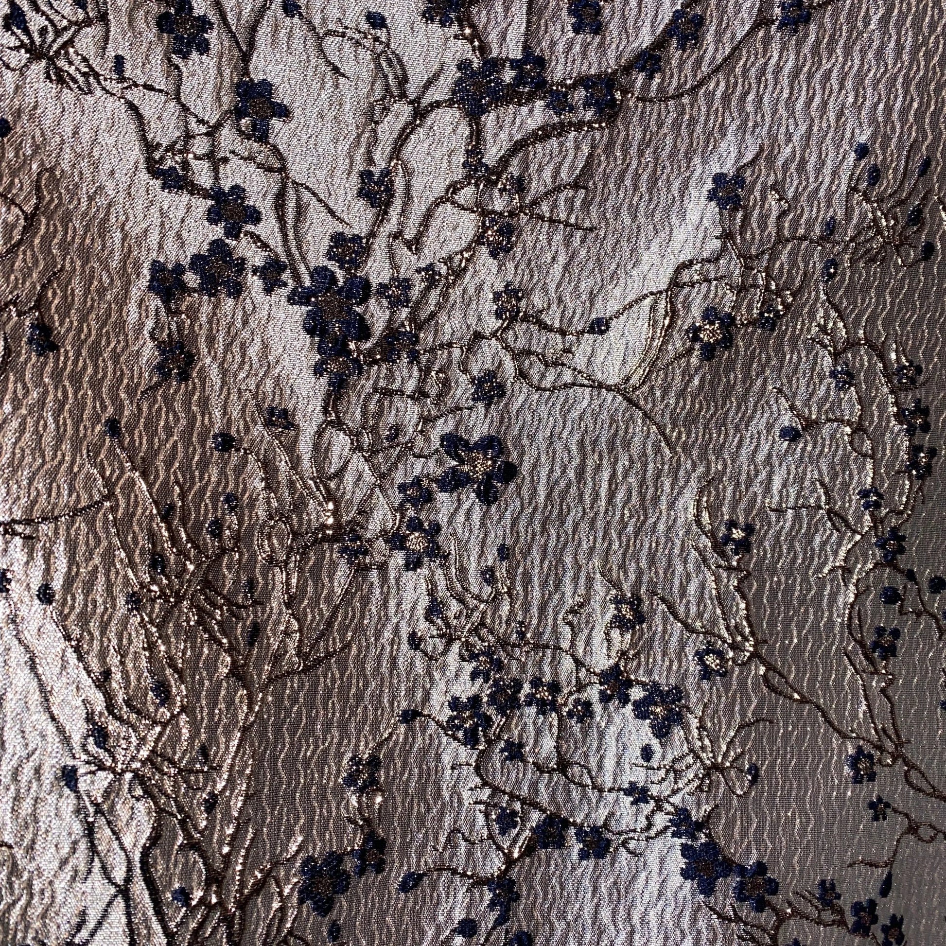 Brocart à motif fleuri (Argenté/Bleu marine) Feryel Tissus