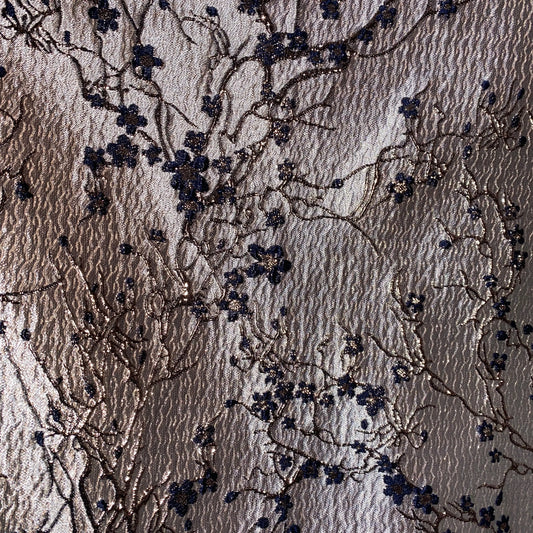 Brocart à motif fleuri (Argenté/Bleu marine) Feryel Tissus